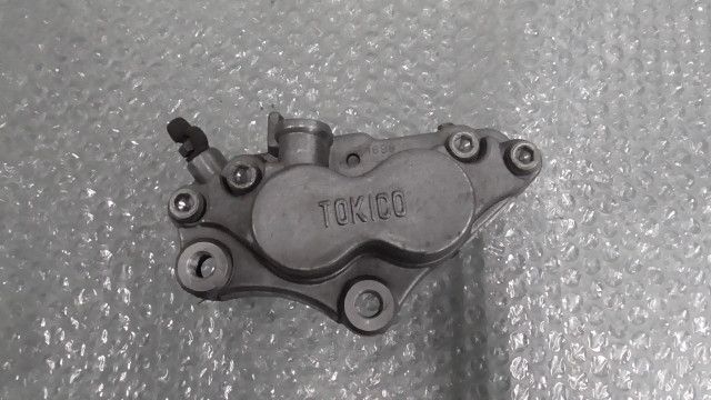 ZZR400 ZX400N-033xxx の フロントキャリパー 左:#1747102274