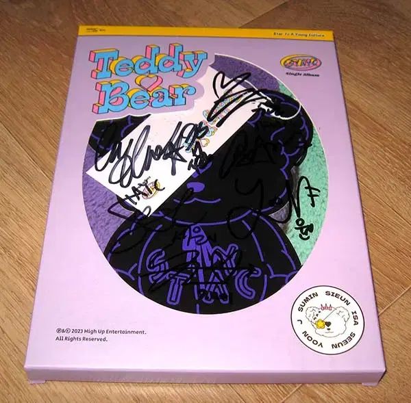 STAYC(ステイシー) サイン入り STAYC（ステイシー）サイン アルバム