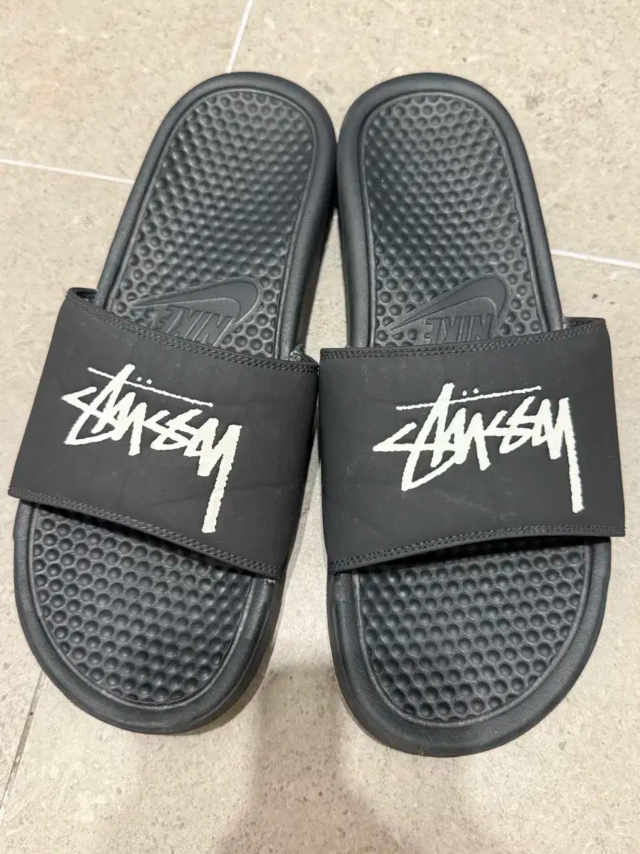 280 NIKE ナイキ x STUSSY ステューシー ベナッシ スライド オフ ノワール