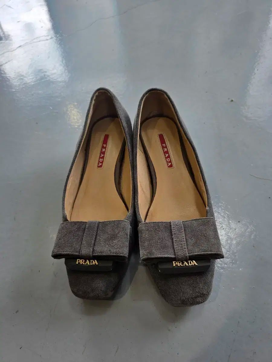 PRADA(プラダ) スエード リボン 装飾 フラット シューズ - メルカリ