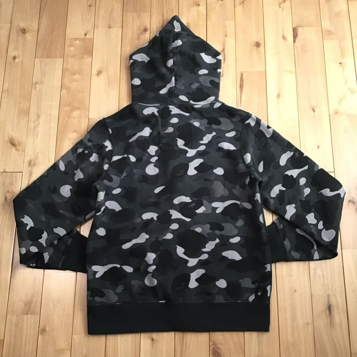 A BATHING APE アベイシングエイプ グラデーションカモ シャーク A BATHING APE アベイシングエイプ グラデーションカモ シャーク