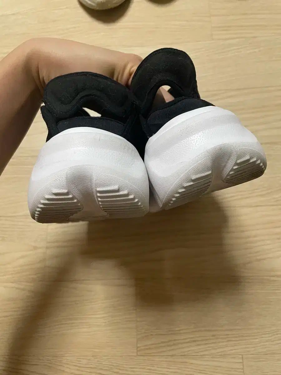 NIKE ナイキ アクアリフト 245 黒