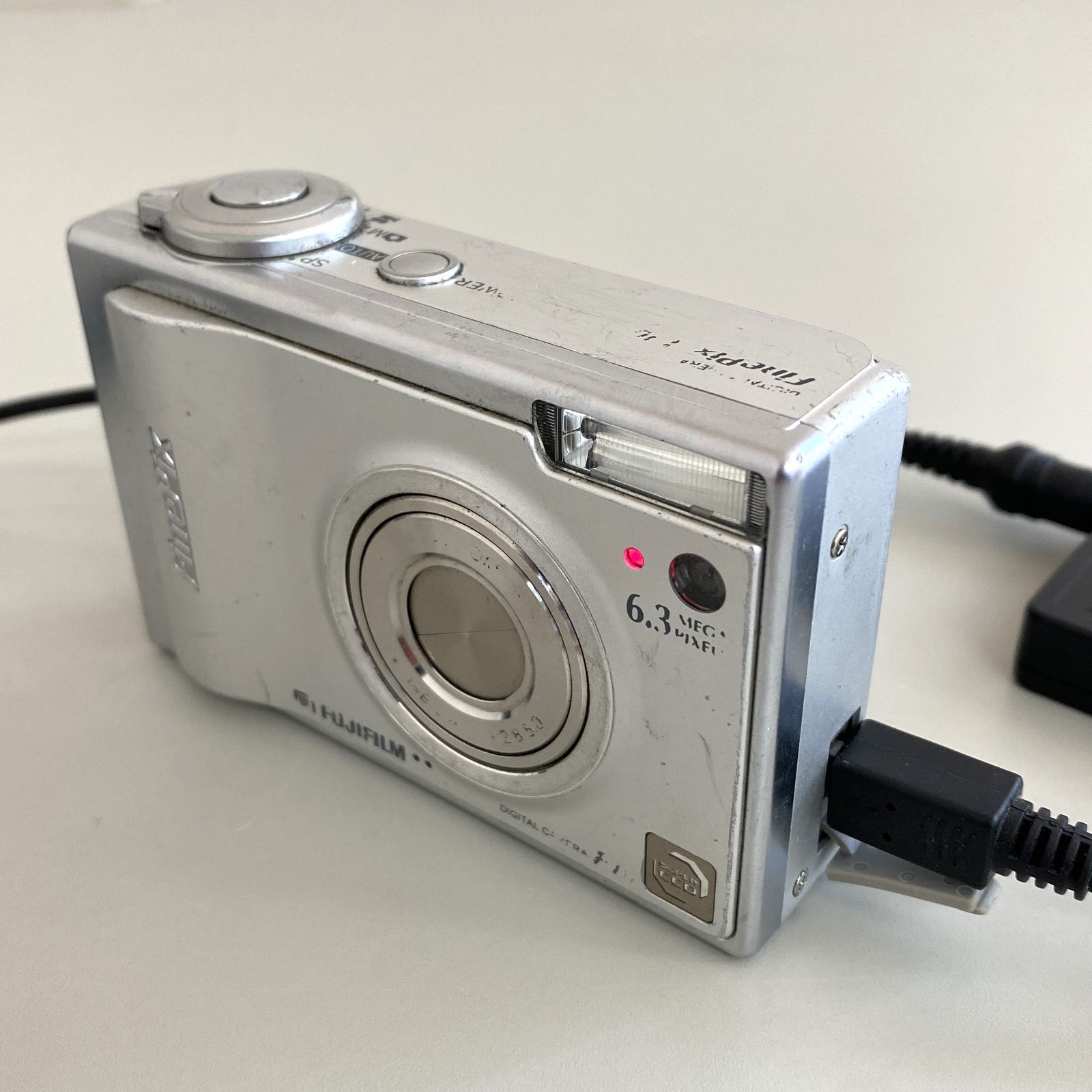 GT1【ジャンク品】 FUJIFILM 富士フィルム コンパクトデジタルカメラ FinePix F10