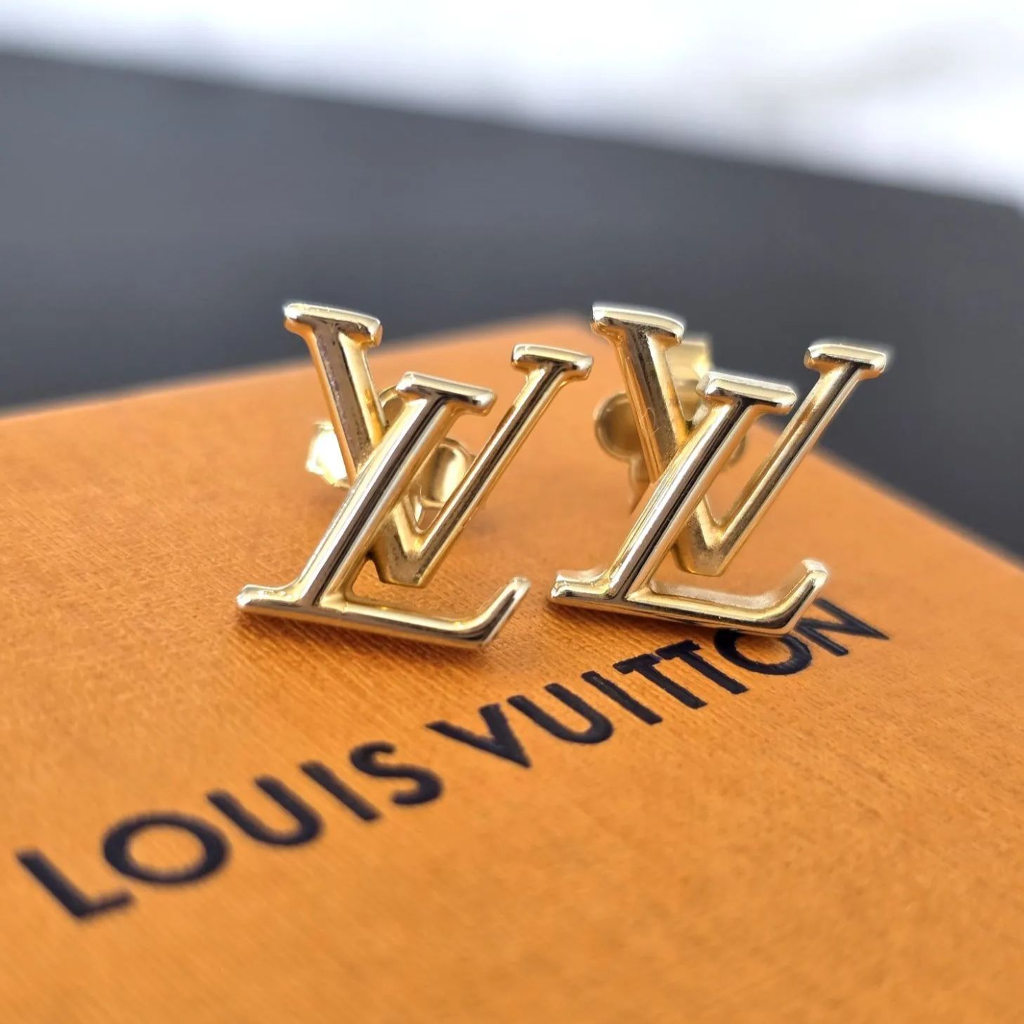 ルイヴィトン　ピアス　LV アイコニック　ストラス　ゴールド　メンズ　レディース すぐ届く Louis Vuitton ピアス LV アイコニック ストラス 人気