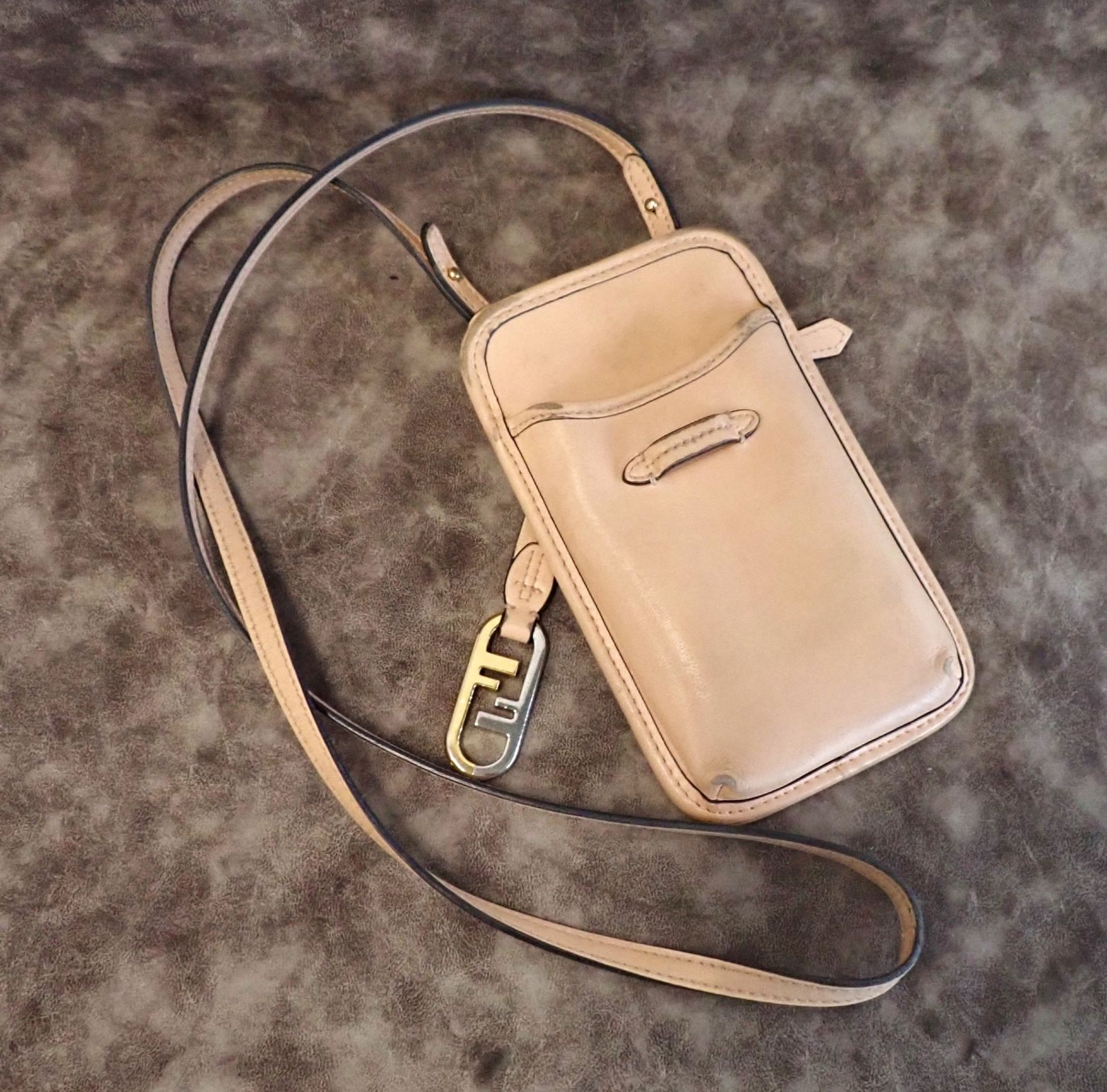 FENDI フェンディ フォンポーチ オーロック ショルダーバッグ FENDI フェンディ フォンポーチ オーロック ショルダーバッグ
