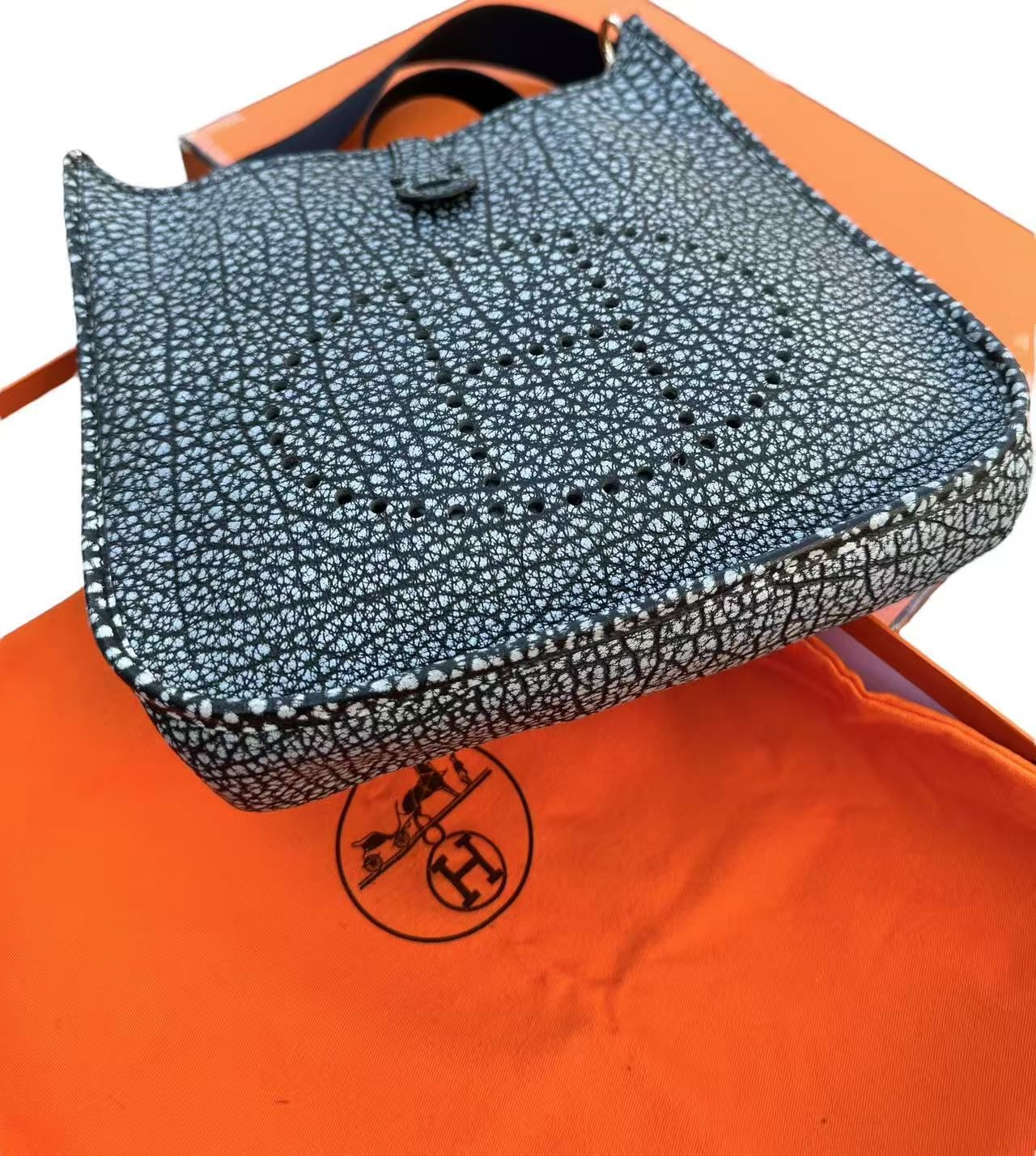 レア超美品◇エルメスHERMESエブリンPMダルメシアンDalmatian黒白シルバーSV金具ショルダーバッグ斜めかけバッグユニセック男女バッグ  楽天市場】HERMES エルメス エブリン エブリン1 PM ダルメシアン カバン 斜め掛け ショルダーバッグ レザー レディース オレンジ ..., image size:1280x1427