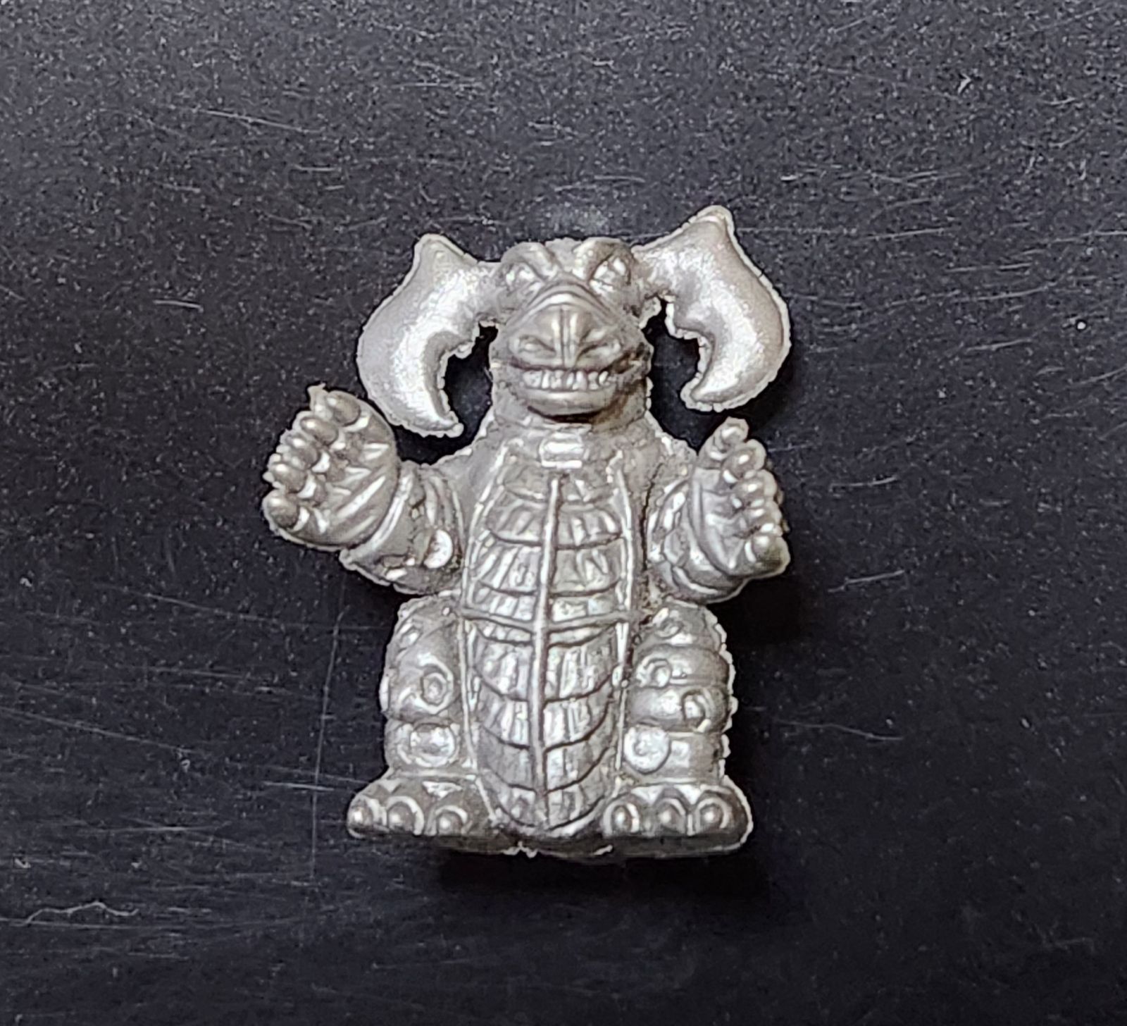 ベロン　シルバーメタリックカラー　怪獣消しゴム