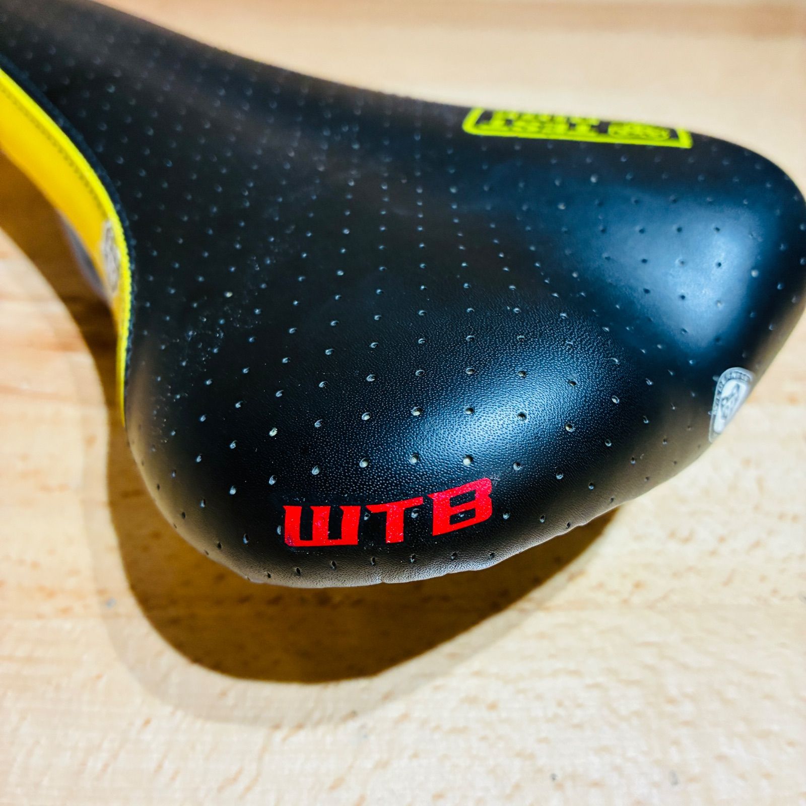 WTB Yeti Cycles純正サドル 黒/黄色 WTB Yeti Cycles純正サドル 黒/黄色