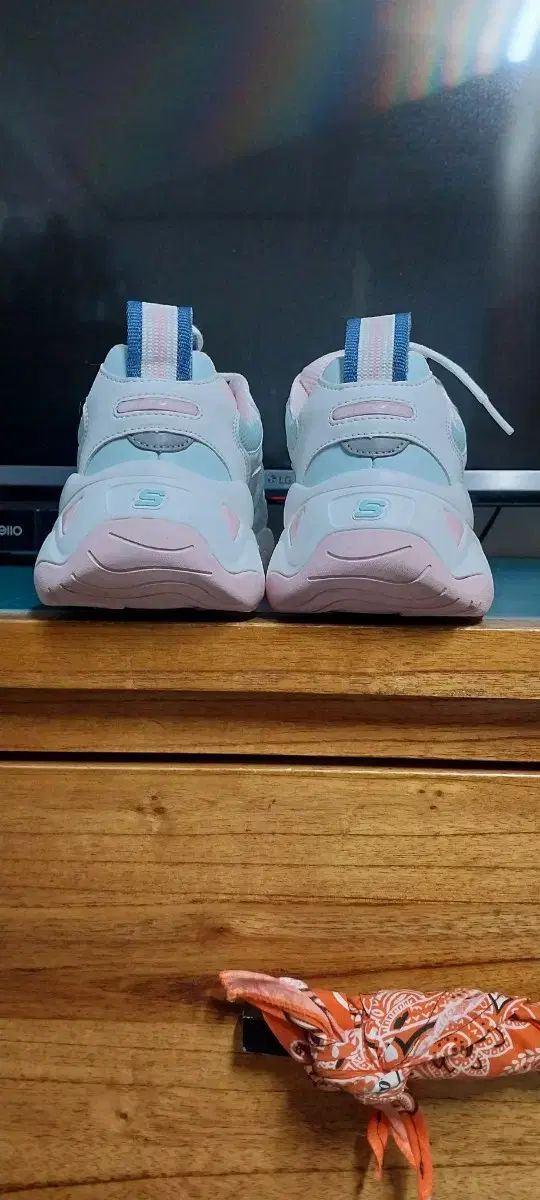 SKECHERS