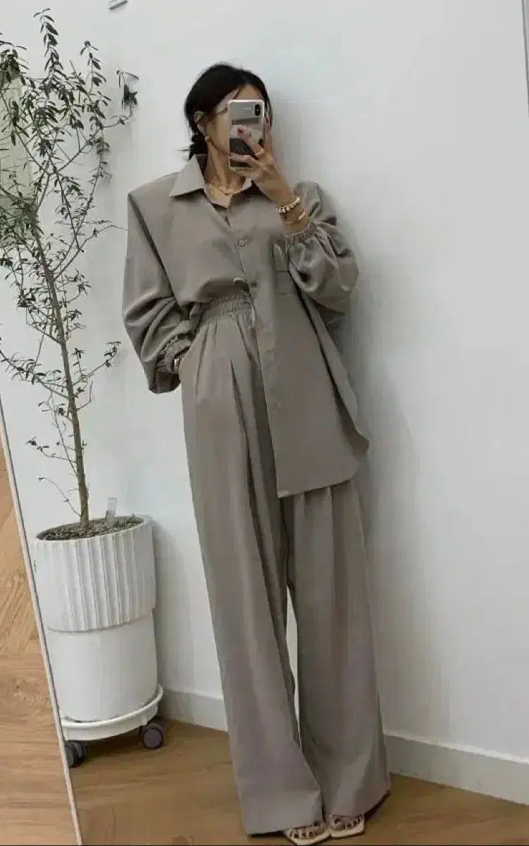 アデル シャツ スラックス セットアップ グレーと ベージュ ニュートラル