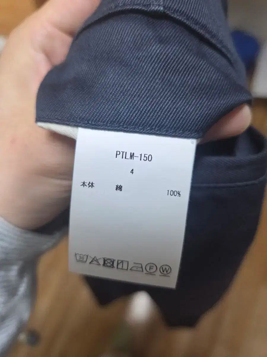 シオタ ウェポン チノパンツ ネイビー