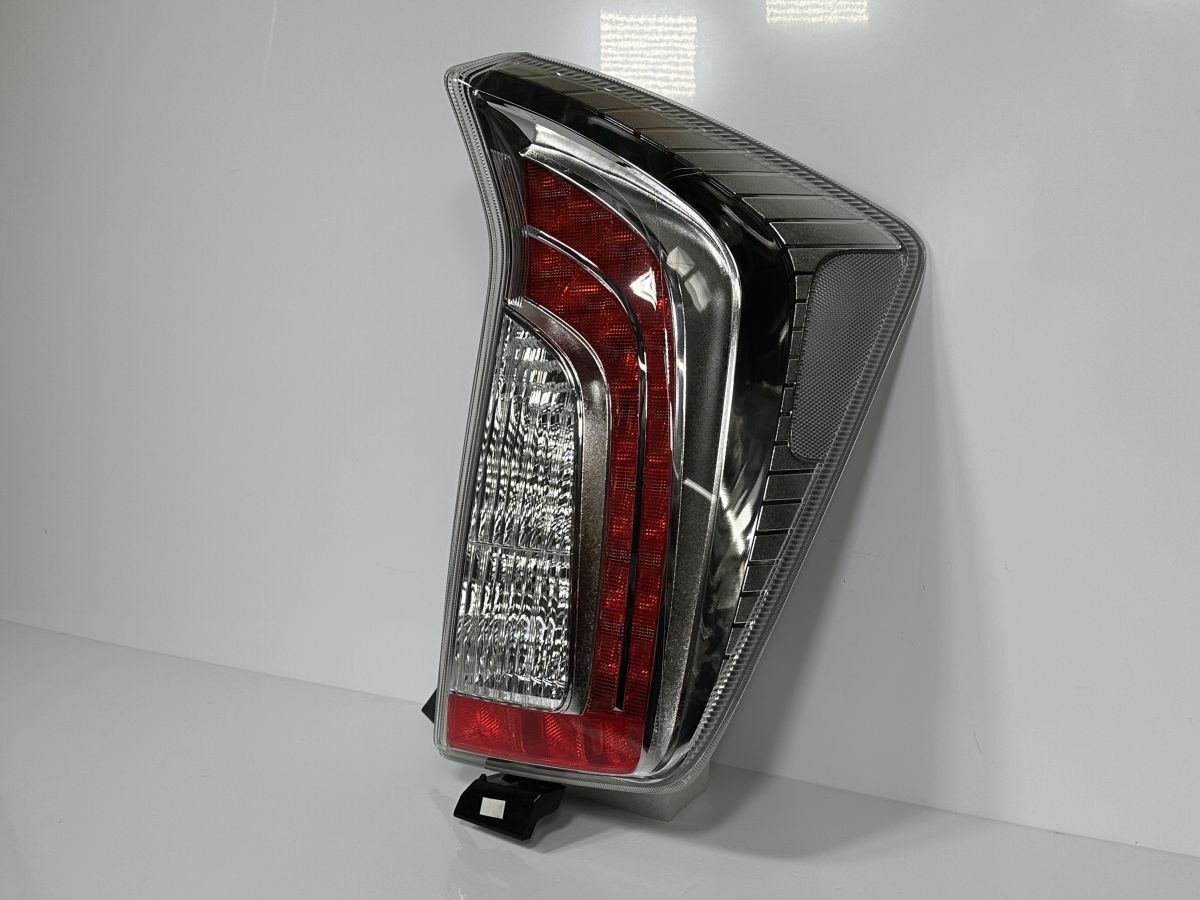 破損なし 低走行 プリウス ZVW30 後期 純正 右テールランプ 下側ブラケット付 LED シルバー 81550-47170 81551-47170 47-55 管理28064