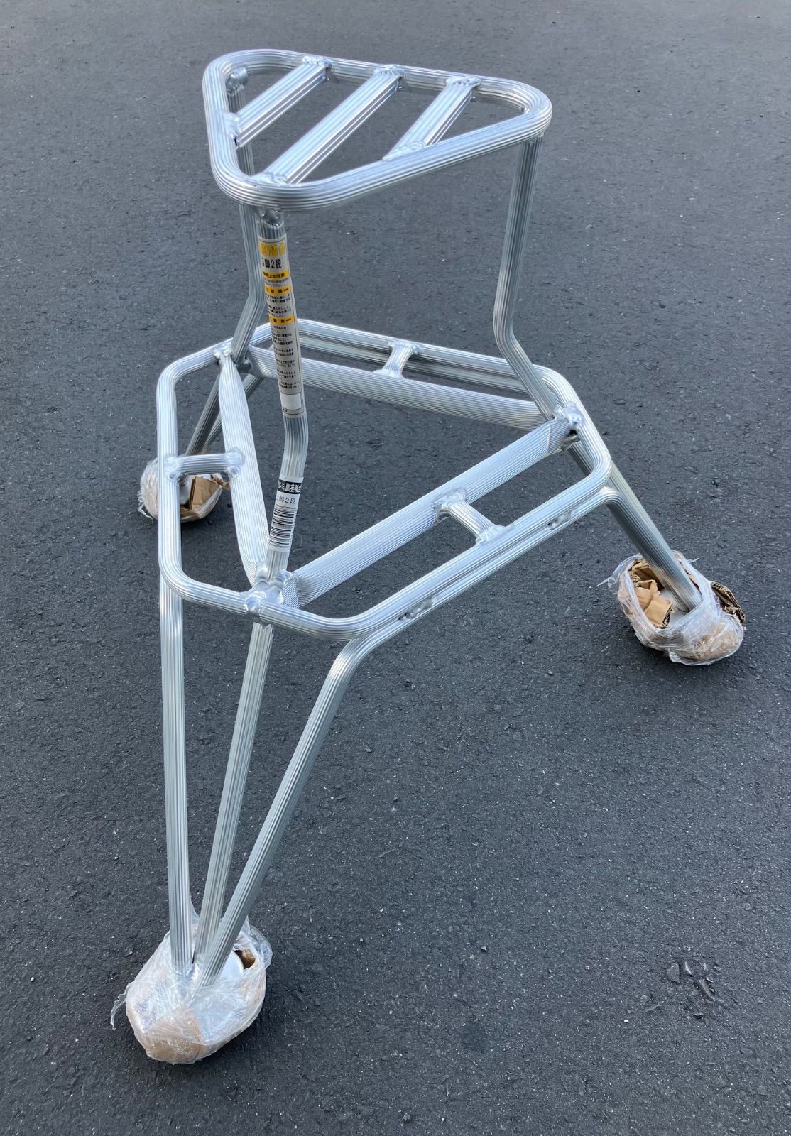 長期 アルミ製で持ち運びラクラク スパイク付でしっかり固定 アルミ果樹踏台 3脚2段