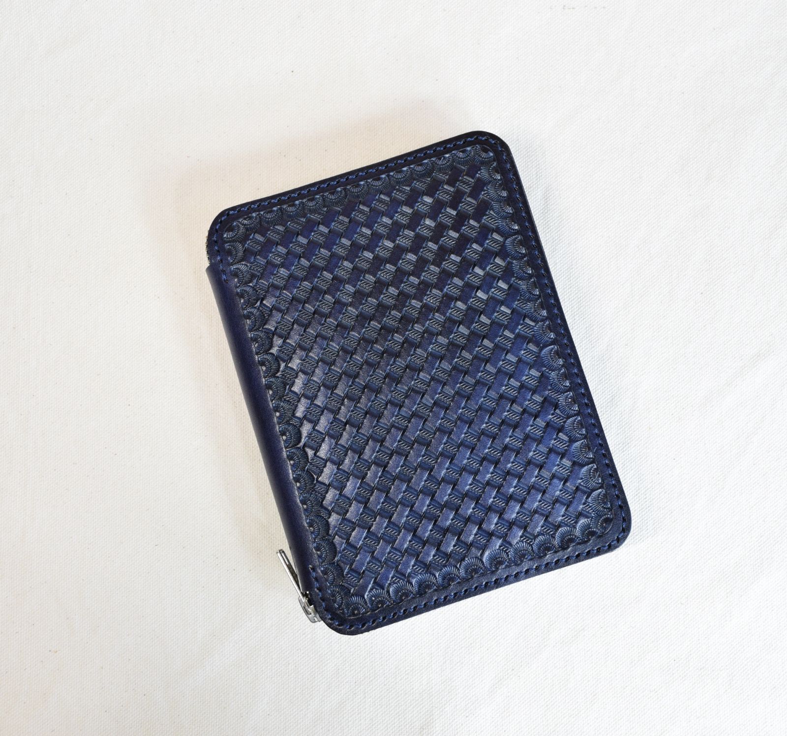 スタンピングと染色を施したヌメ革の手帳