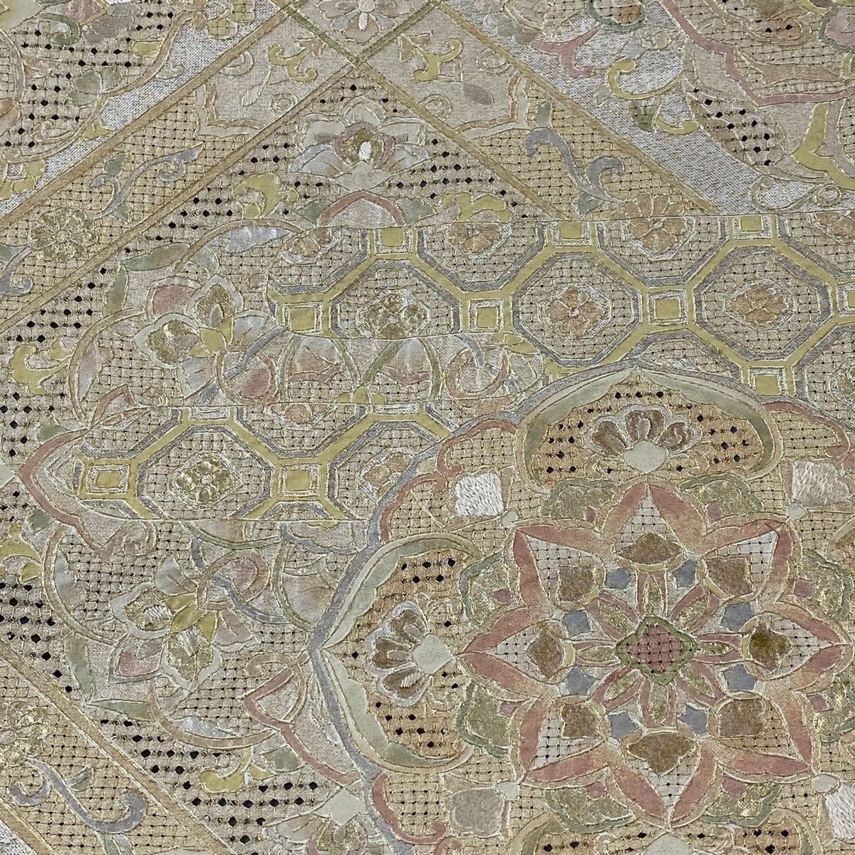 丸帯　アンティーク品　美品　正絹　刺繍　金糸 袋帯 美品 逸品 華文 金糸 汕頭刺繍 ベージュ 全通 正絹 【中古