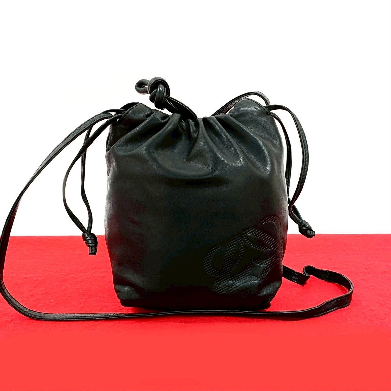 美品✨ロエベ LOEWE ポーチ　巾着 アナグラム　ブラック 黒　レザー 極 美品 希少品 LOEWE ロエベ ヴィンテージ アナグラム ロゴ