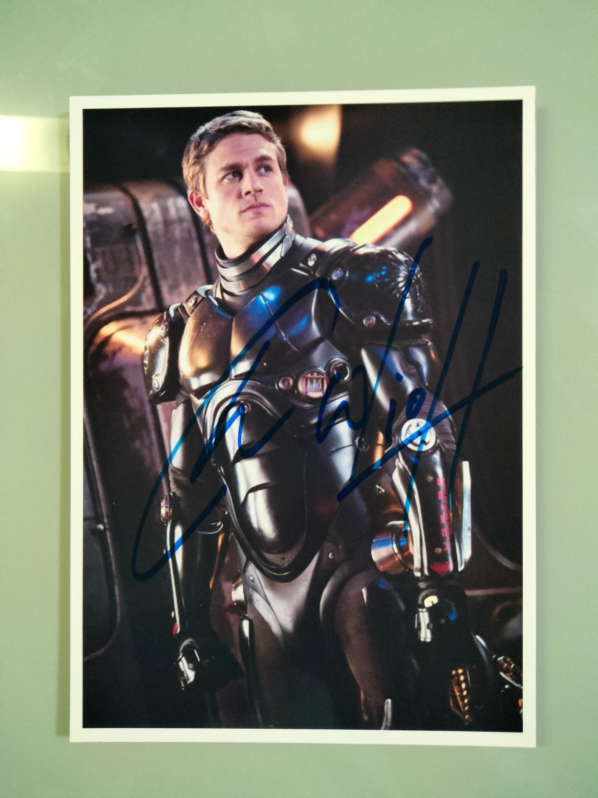 チャーリー・ハナム直筆サイン入り2Lサイズ写真…Charlie Hunnam