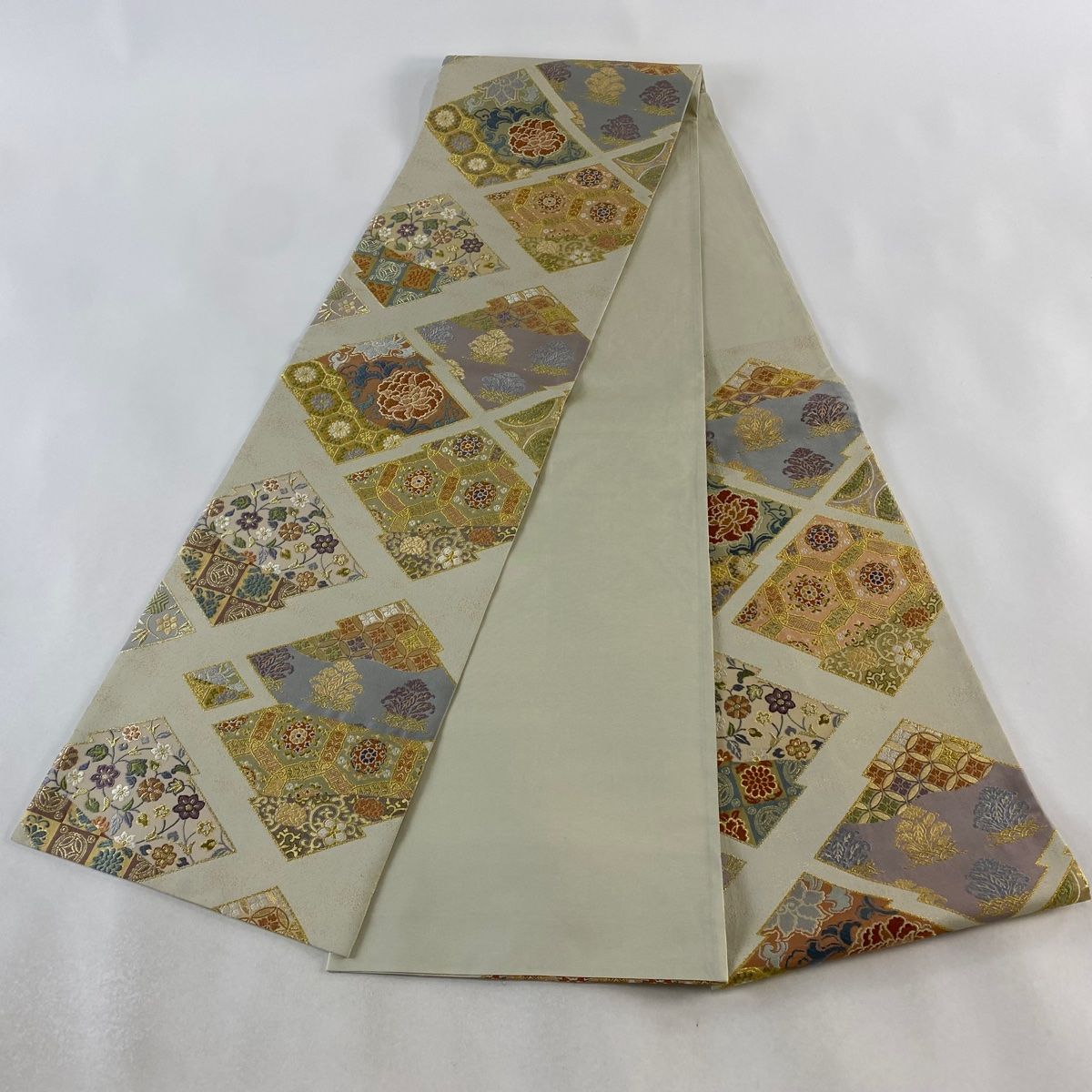 数量は多い  刺繍 金糸 七宝文 草花 秀品 美品 袋帯 ベージュ 正絹 六通 着物・浴衣