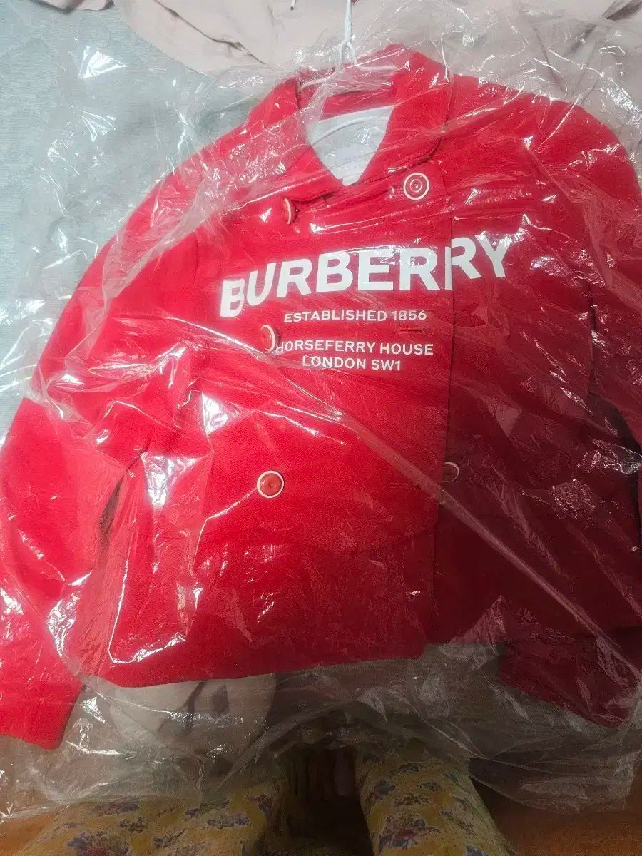 BURBERRY バーバリー 赤 ロゴ ジャケットキッズ