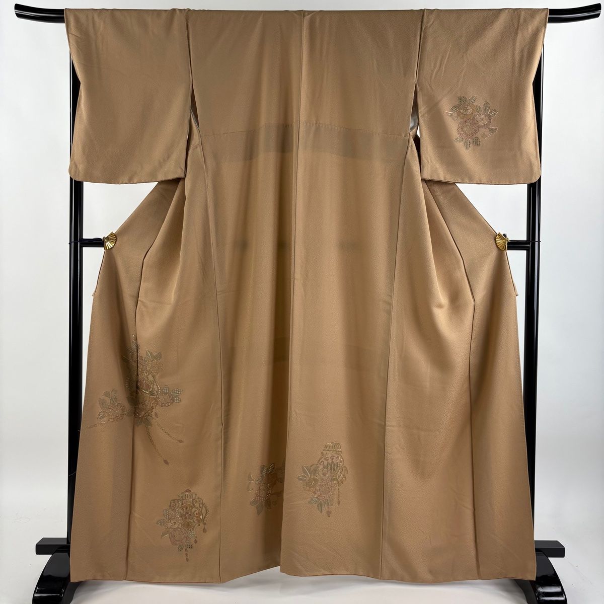 紗袷(附け下げ)　( 流水に花紋様　未使用しつけ糸付き 付下げ 身丈164.5cm 裄丈68cm L 袷 草花 器物 金糸 刺繍 薄茶色