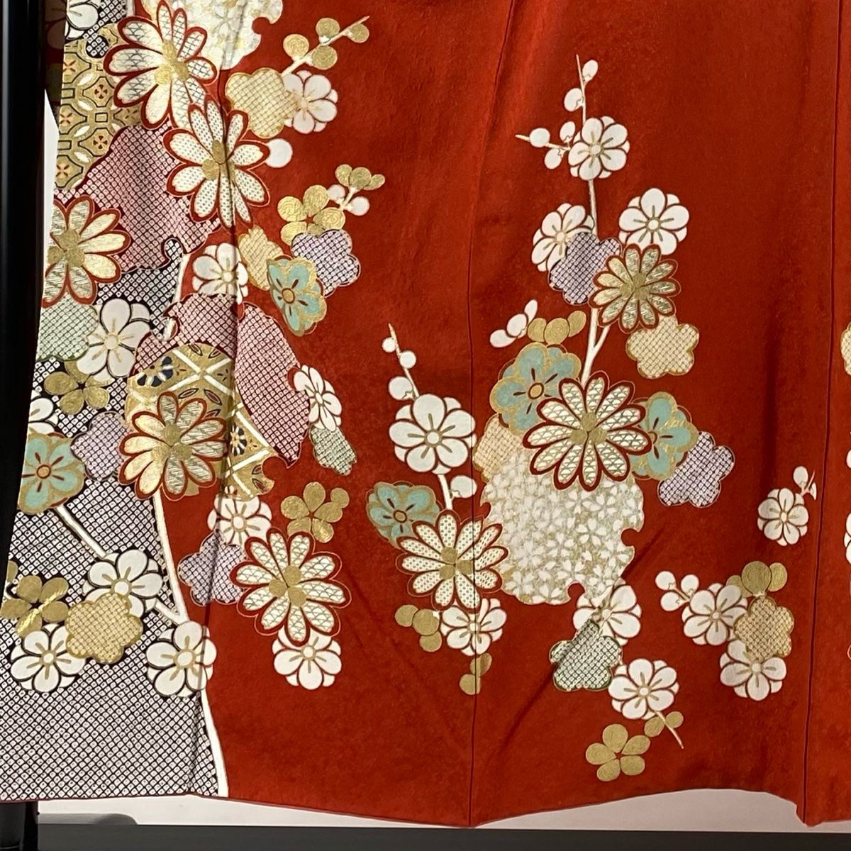 振袖 着物 中古 正絹 金駒刺繍 花模様 銀通し 焦茶色 赤色 多色