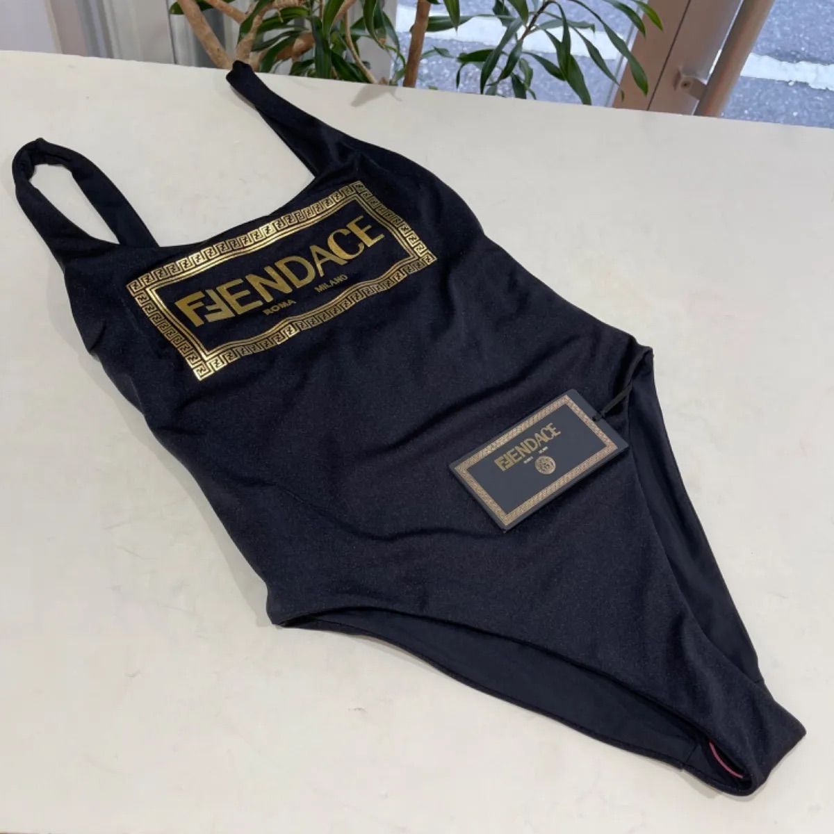 レア FENDIワンピースタイプ水着 凄まじい レア FENDIワンピースタイプ水着 凄まじい