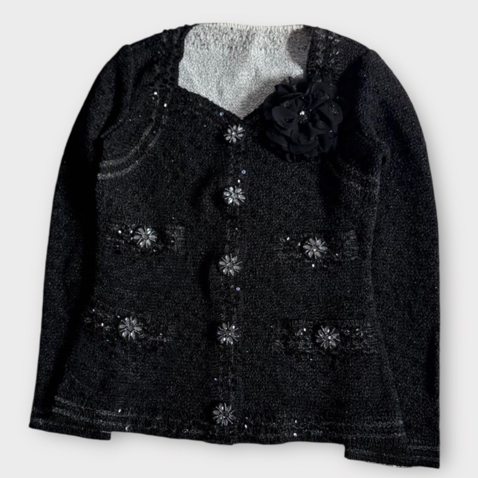 38 ノコオーノ ノーカラープリーツジャケット フラワーモチーフ 黒 美