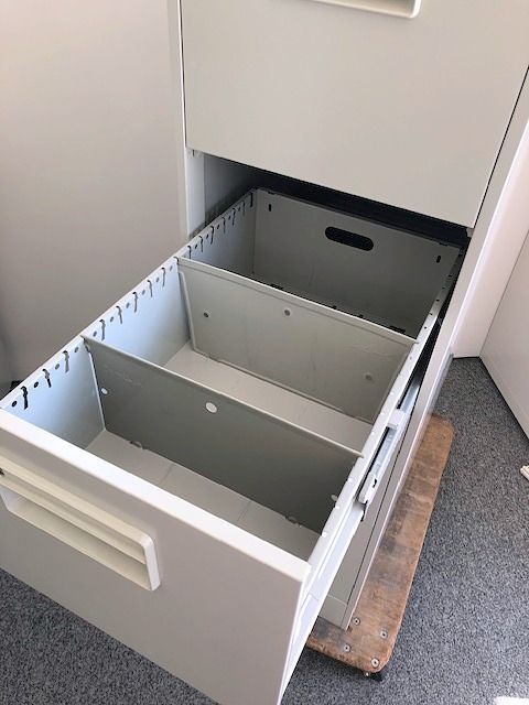 オカムラ Ａ4 4段ファイリングキャビネット カギ2本付 ラッチ付き 引出 MARWIL-DEMENAGEMENTS_CH