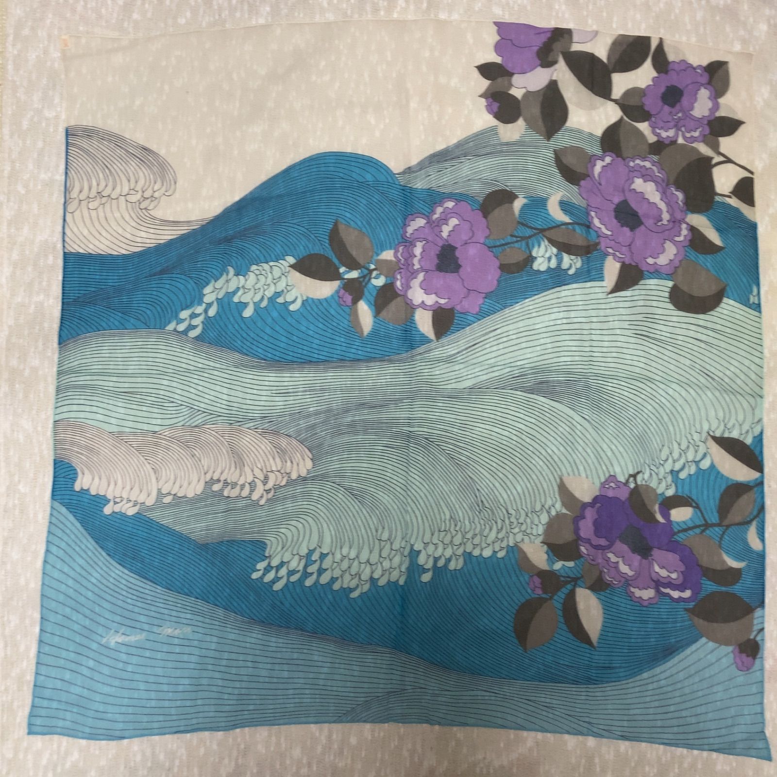 10-27.80sビンテージ ハナエモリ 白波と紫の山茶花モチーフ 薄手