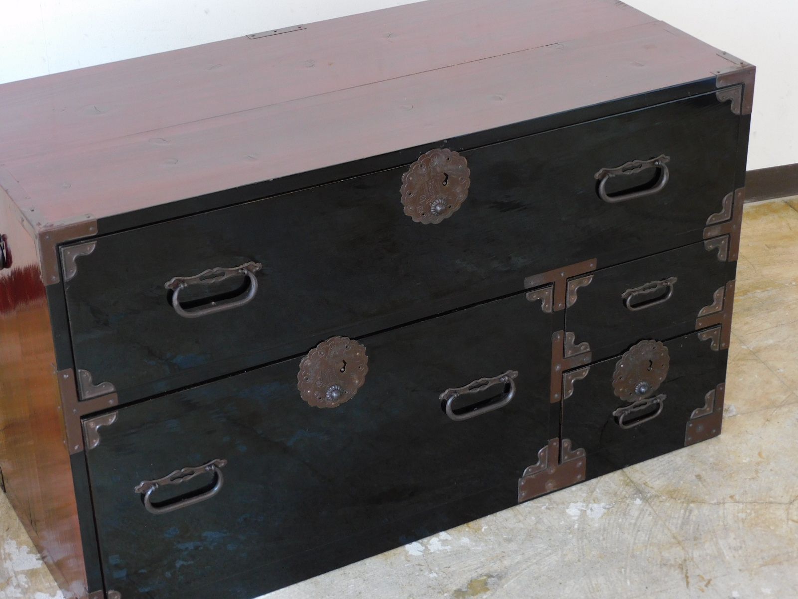 庄内地方 黒漆塗り 雪輪図金具 時代箪笥 鍵付き HK-a-05490