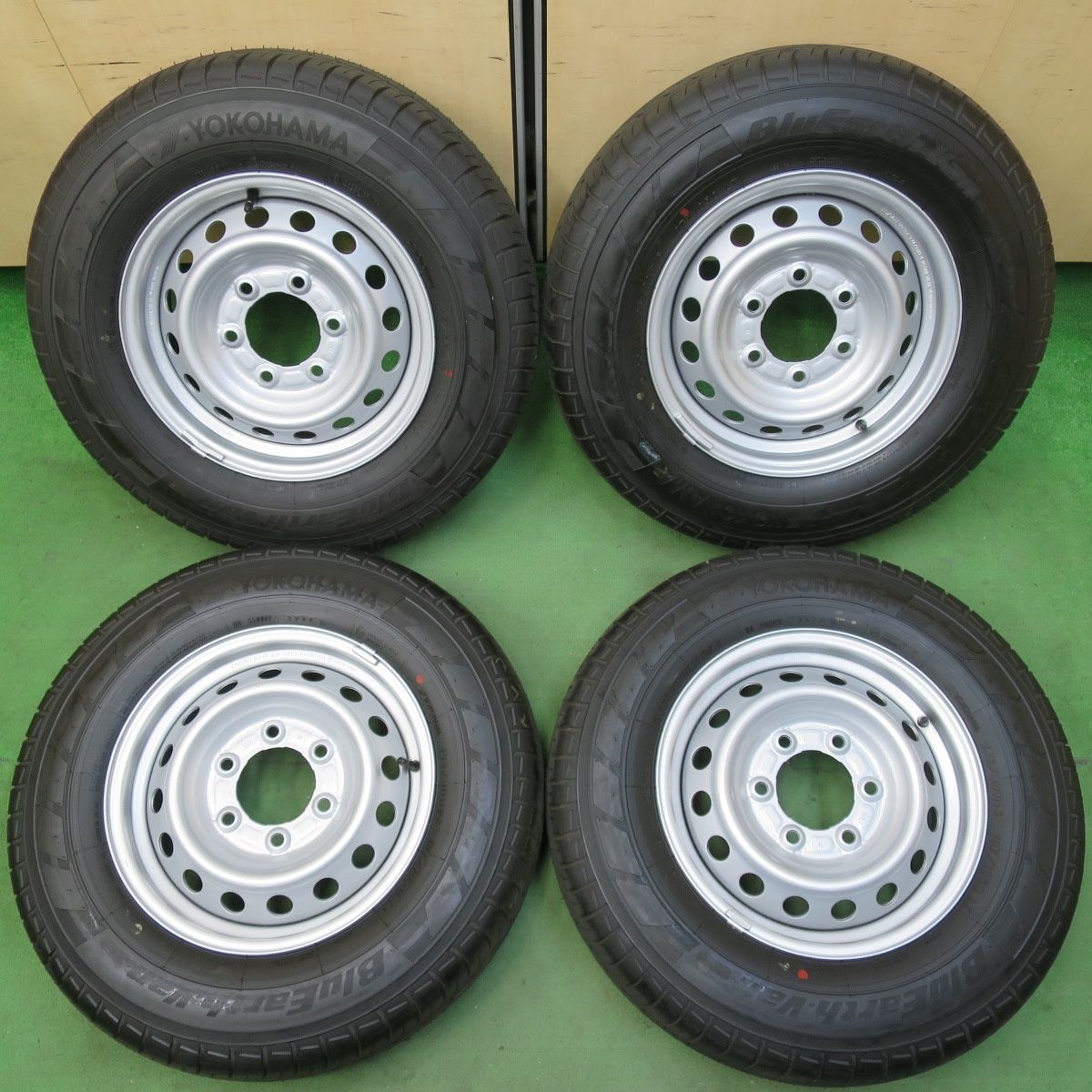 新車外し 24年 日産 キャラバン 純正 スチール 195|80R15 107|105Q ヨコハマ BluEarth-Van RY55 15インチ PCD139.7|6H 5040404イノ