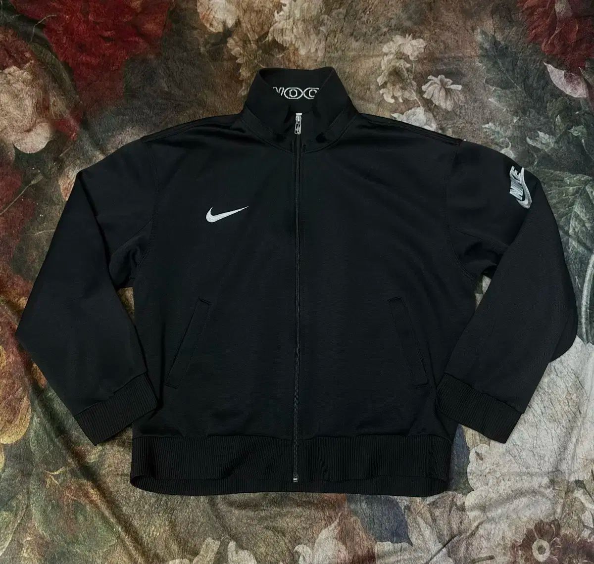 【雷市場（ポンジャン）商品韓国直送】 Nike(ナイキ） ヴィンテージ オールドスクール スウッシュ ネックロゴ ブラックトラックトップジャージ XL ナイキオールドスクール