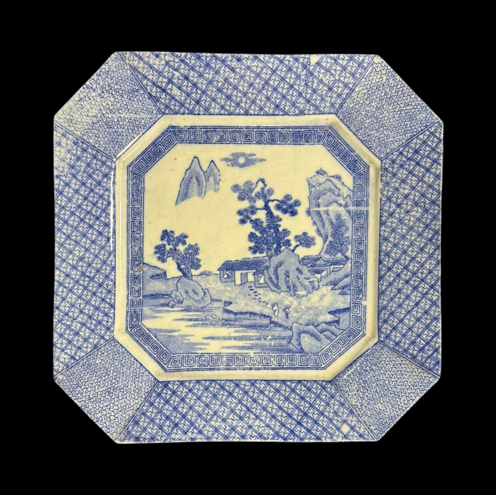美品　古伊万里焼　染付け　角皿　山水図　飾り絵皿　年代物　藍の色合いが美しい 古伊万里 八角絵皿 [山水風景図] 染付 年代物 大皿 角皿 平皿