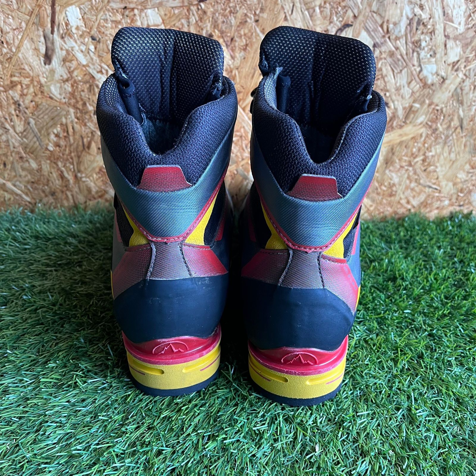 水石、、足寄川石、、、形象姿石（銘、ヒゲ達磨、珍石）