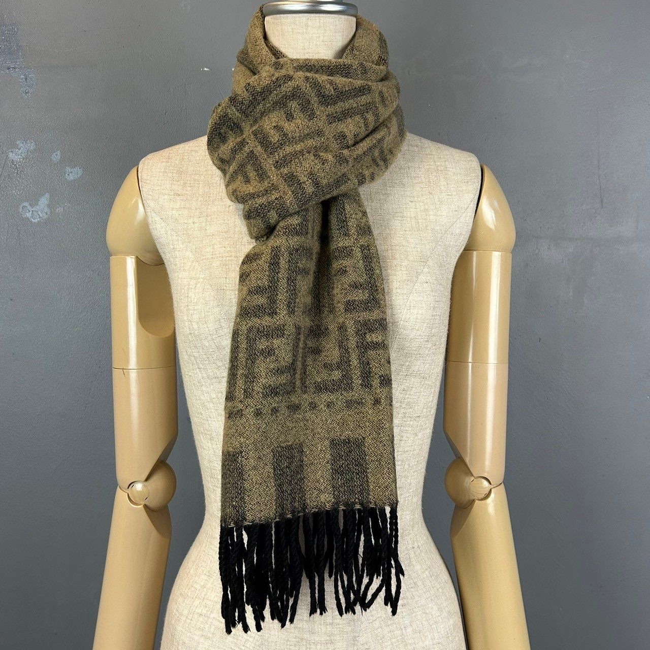 FENDI チェック柄マフラー cravatte FENDI チェック柄マフラー cravatte