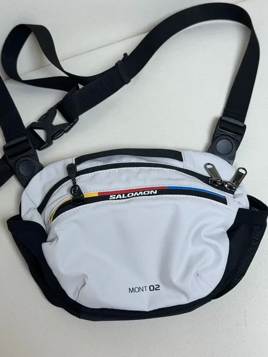 【希少】 サロモン旧ロゴ salomon メッセンジャーバッグ タグ付 希少】 サロモン旧ロゴ salomon メッセンジャーバッグ タグ付