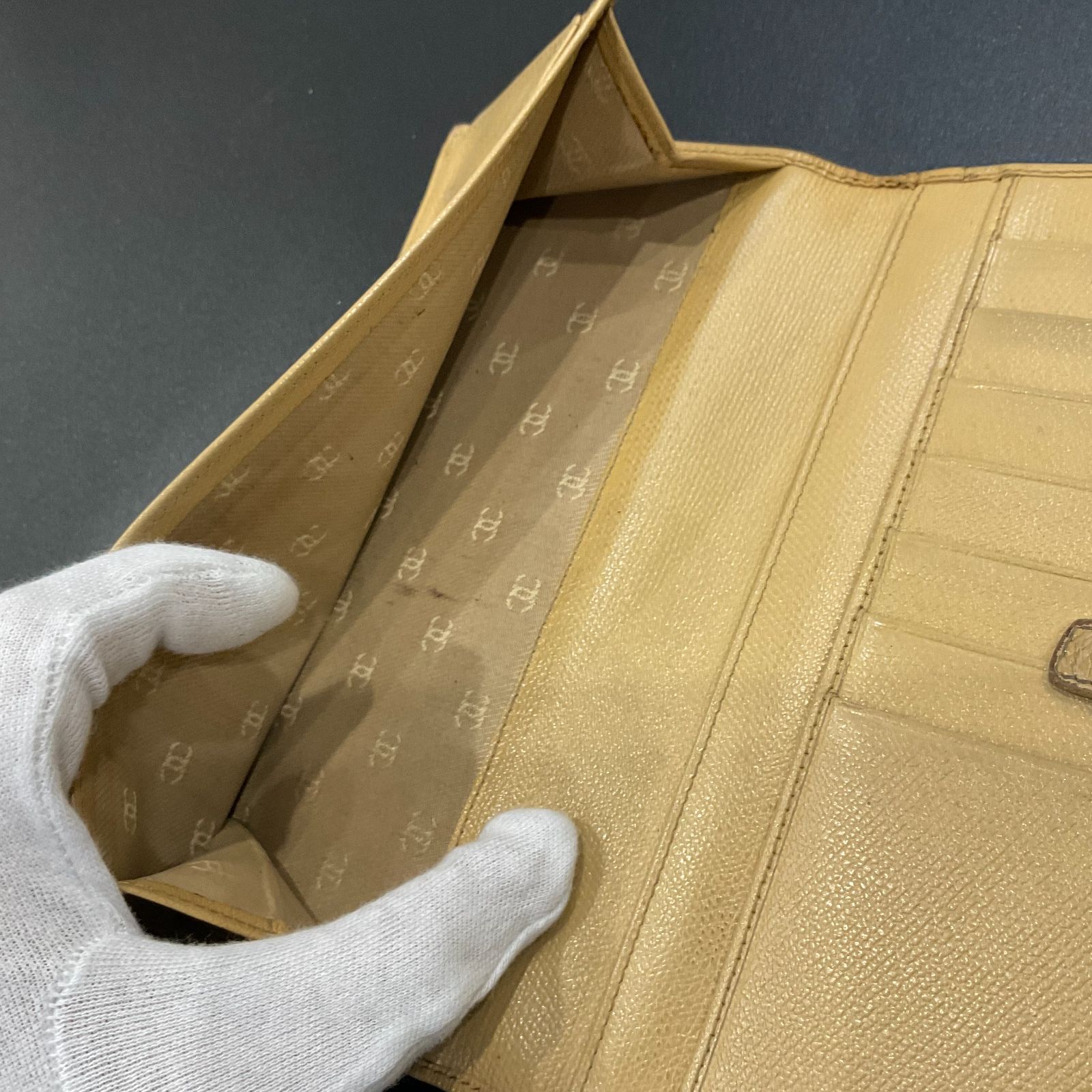 シャネル ココボタン ベージュ 財布 25071358 - メルカリ