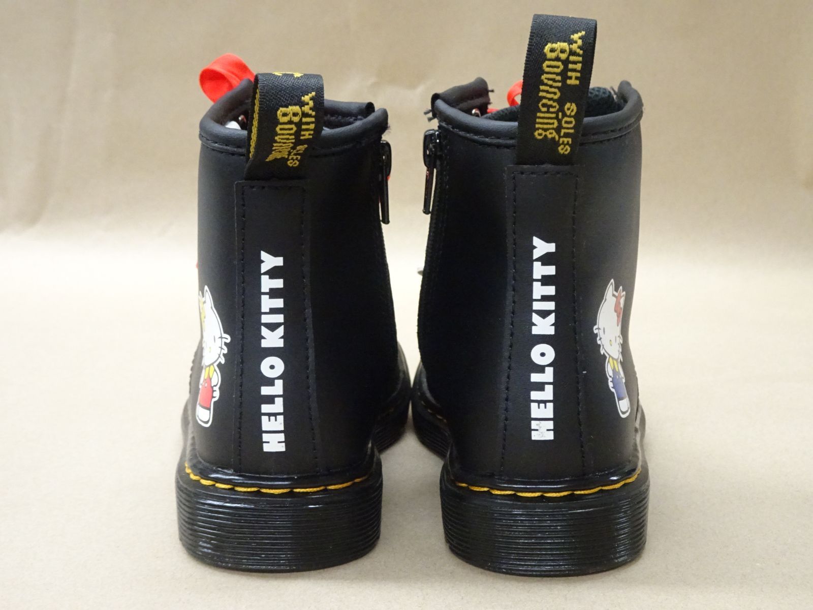 Dr.Martens JUNIOR 16.5 cm HELLO KITTY 締め付けない 女の子用