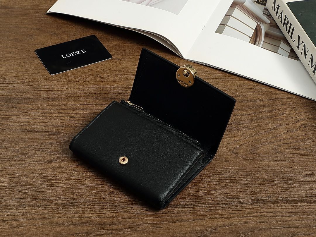 LOEWE ブラック 三つ折り財布 - メルカリ