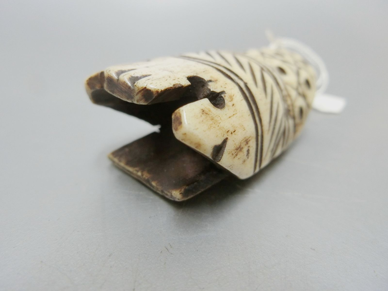 時代牛角　根付￼「からす貝」繊細彫 時代 鹿角 根付 蝉