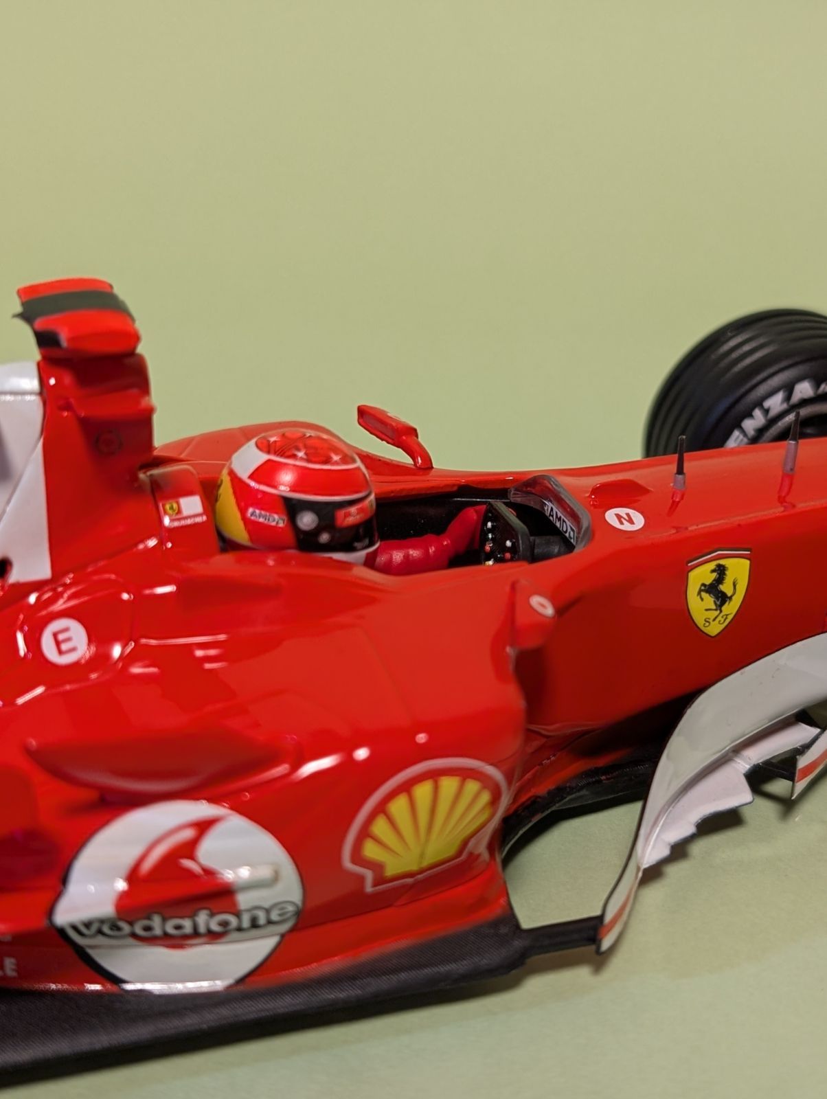 苦戦の1年…1/18 マテルフェラーリF2005 シューマッハ - メルカリ