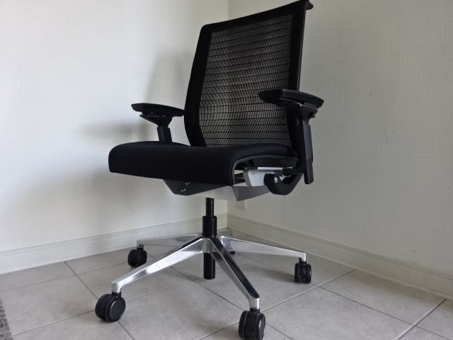 steelcase スチールケース（アメリカ）ＴＨＩＮＫシンクチェア　４Ｄ可動肘　黒色 　（肘は最新型の新品）