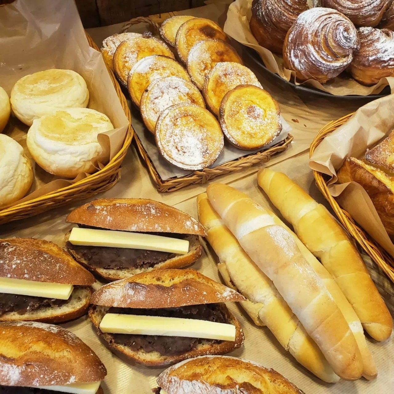 パン屋さんのロスパンセット☆80サイズ☆食パン1斤と箱いっぱい