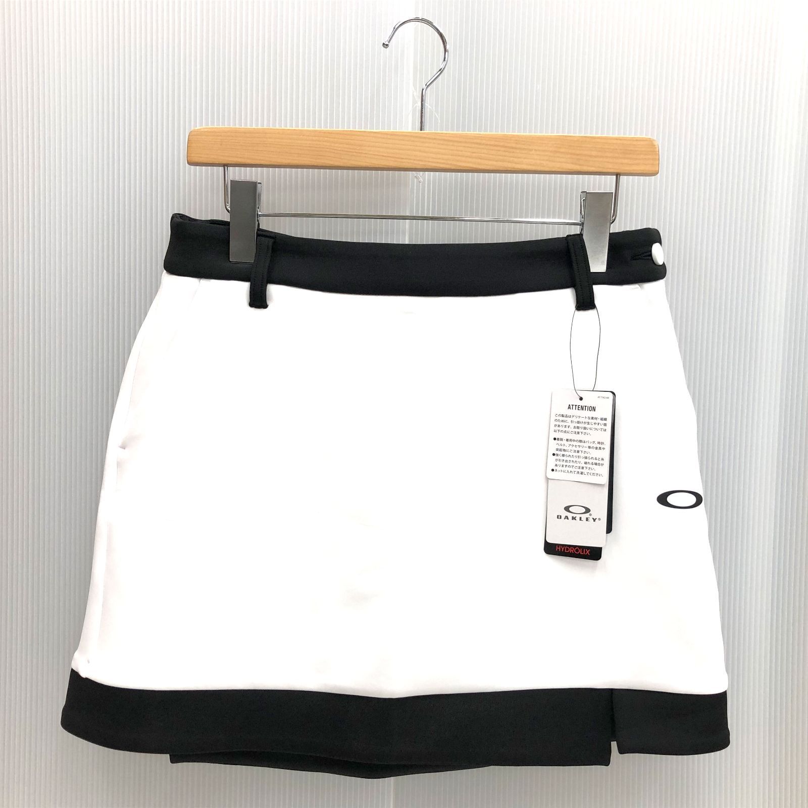 75 【値下げ新品、未使用】オークリーゴルフウェアレディースMサイズ白 新古品！】オークリー｜レディース｜Mサイズ｜ゴルフウェア