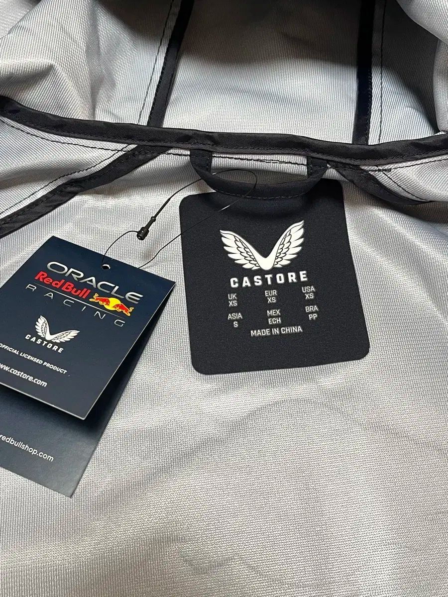 レッドブル レインジャケット