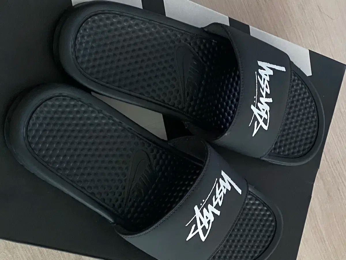ステューシー × ナイキ ベナッシ スライド オフノアール ブラック