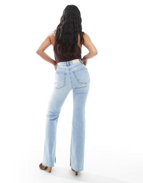 【送料無料】 ストラディバリウス レディース デニムパンツ ボトムス Stradivarius Petite D74 flare slit jeans in light wash LBLUE