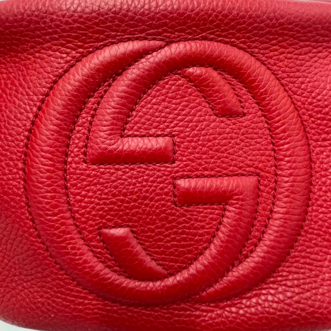 ✨希少品✨ GUCCI グッチ カメラバッグ ショルダーバッグ ディスコバッグ ソーホー インターロッキング エンボス加工 フリンジ ゴールド金具  ロゴ型押し シリアル シボレザー 肩掛け 斜め掛け レディース レッド 赤色 - メルカリ