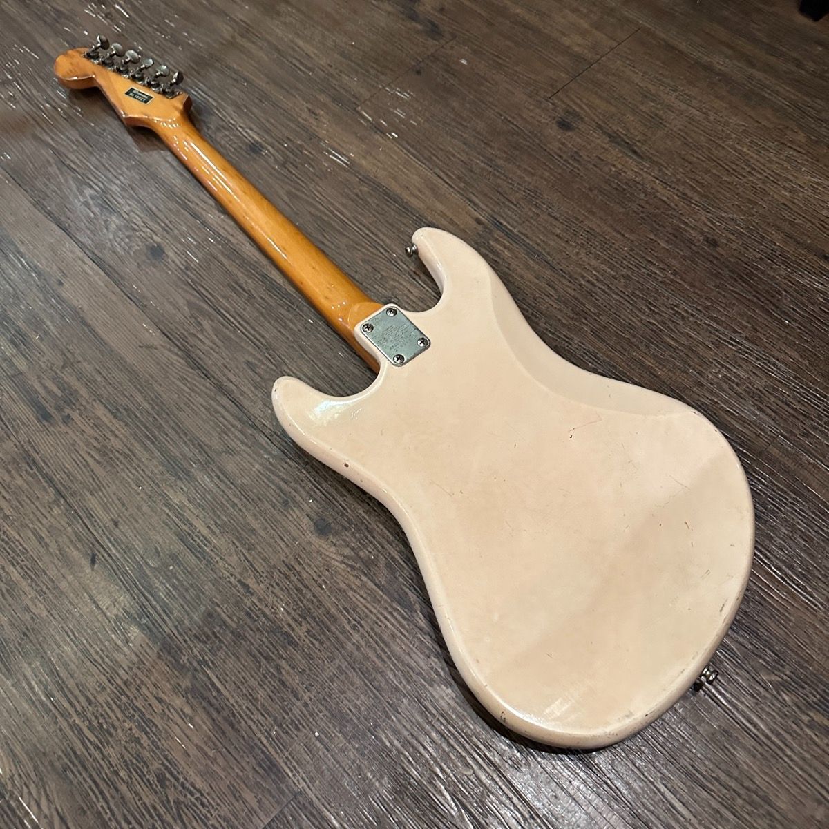 アリアダイヤモンドのエレキべースギター中古品 中古品 エレキベース Aria Diamond DMB-380 Pink 年越し