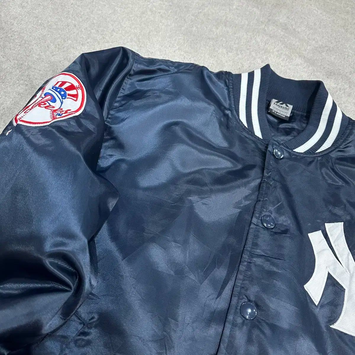 Yankees Majestic スタジアムジャケット ネイビー 最終値下げ MAJESTIC マジェスティック Majestic コーチジャケット サテン